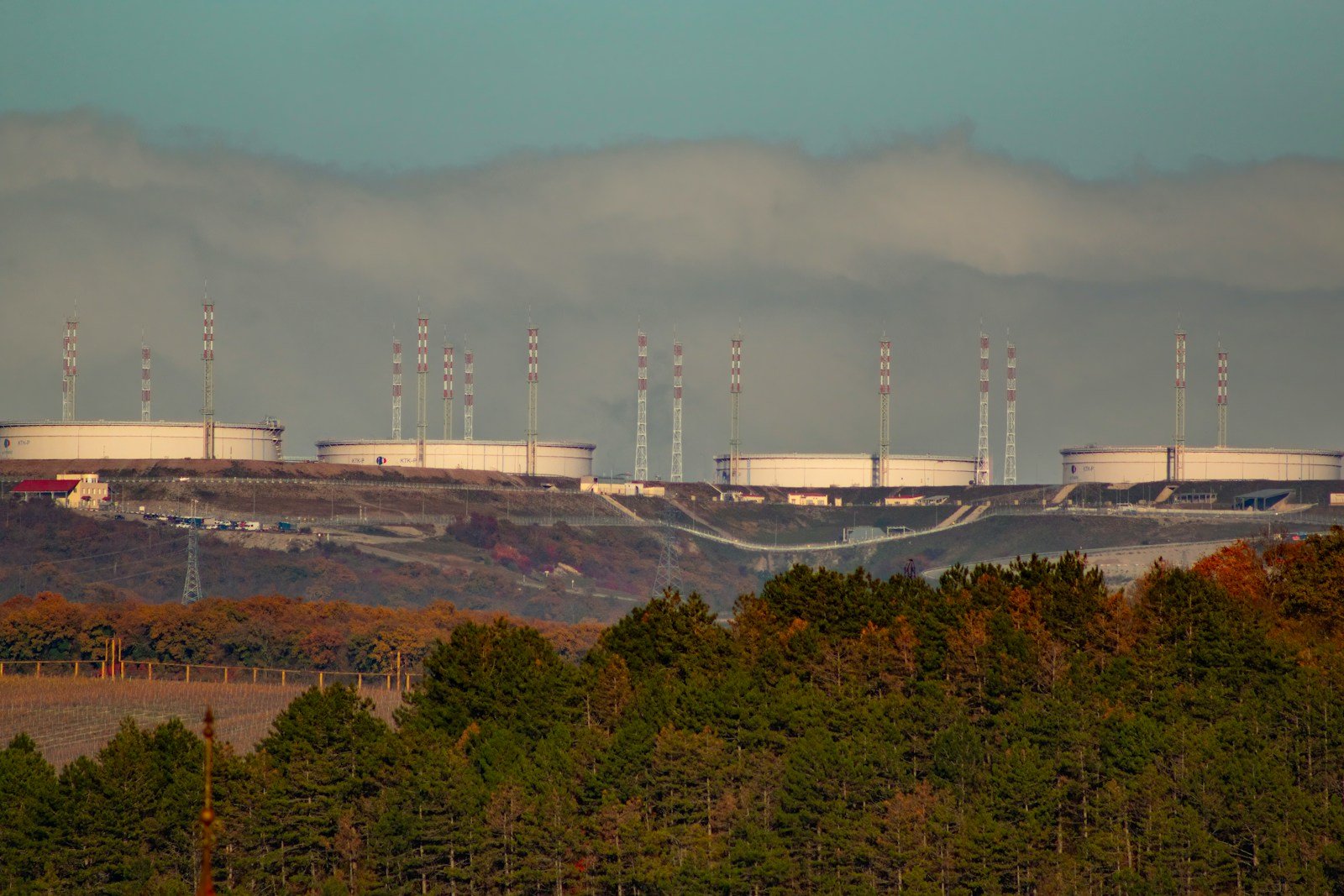 Large fuel storage tanks at an industrial terminal, representative image for the proposed $3-4 billion Gwadar LNG terminal discussed at the Beijing logistics seminar